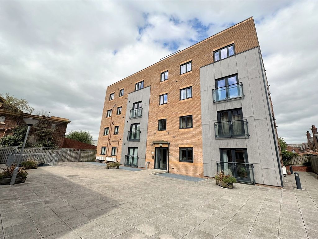 2 bed flat for sale in Woodfield Road, Woodfield Road, Broadheath