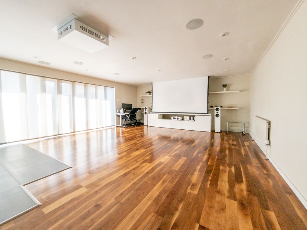 Hermitage Court, London E1W  