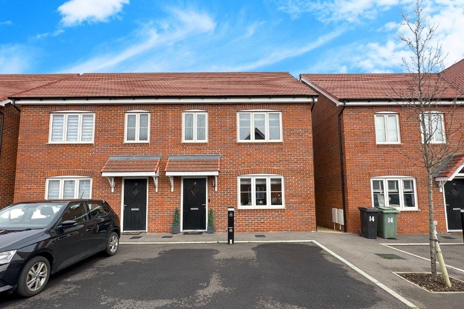 3 bed semidetached house for sale in Canada Road, Deepcut GU16, £