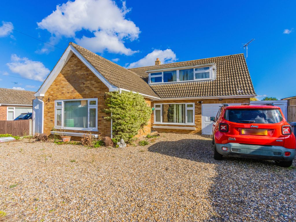 3 bed detached house for sale in Magnay Road, Drayton, Norwich NR8, £