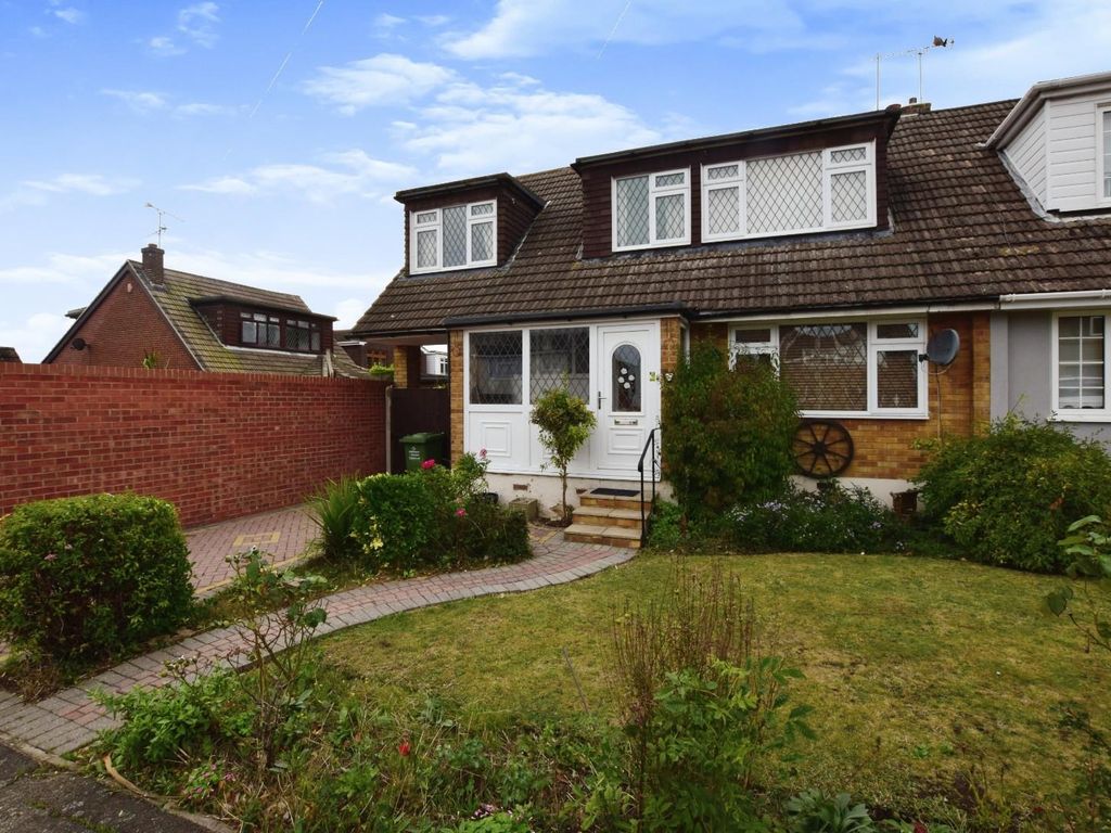 3 bed semidetached house for sale in Brackendale Avenue, Pitsea