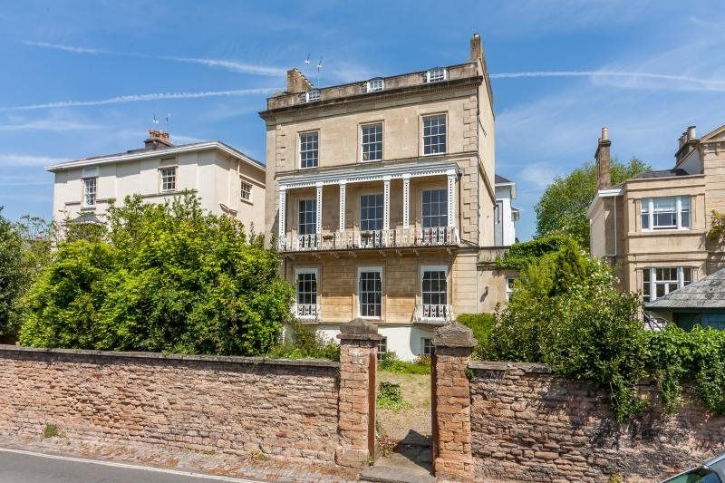 5 bed property to rent in Canynge Square, Clifton Village, Bristol BS8