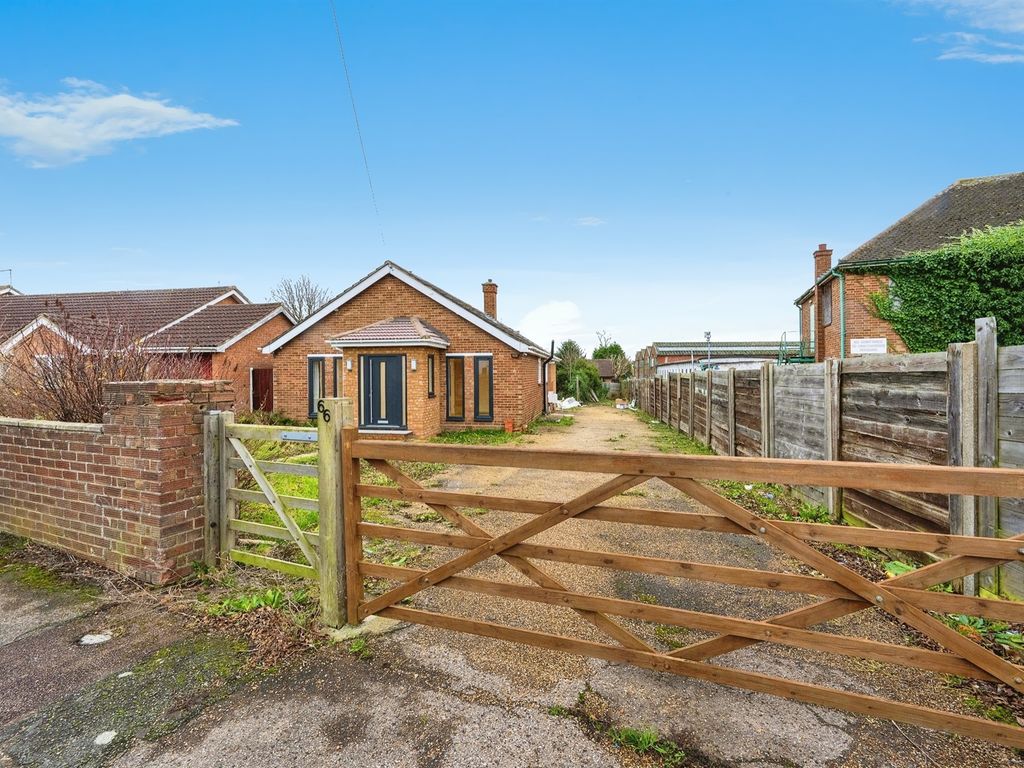 3 bed detached bungalow for sale in Chantry Avenue, Kempston, Bedford