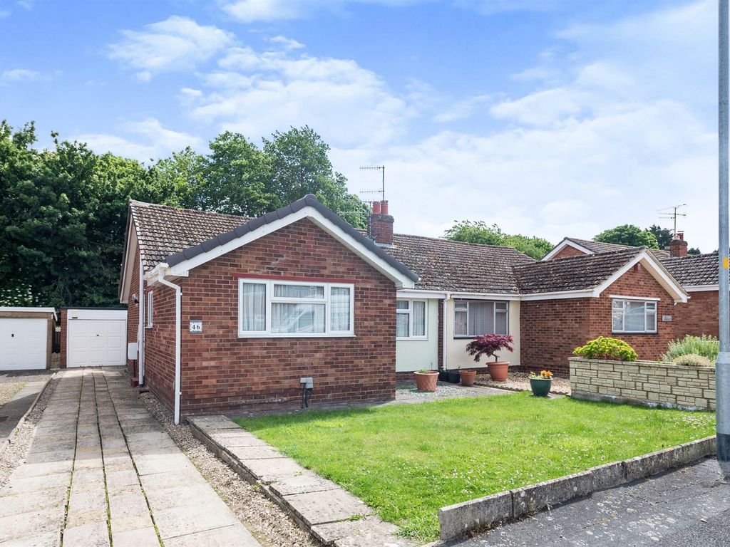 3 bed semidetached bungalow for sale in Avenue, Swindon SN25