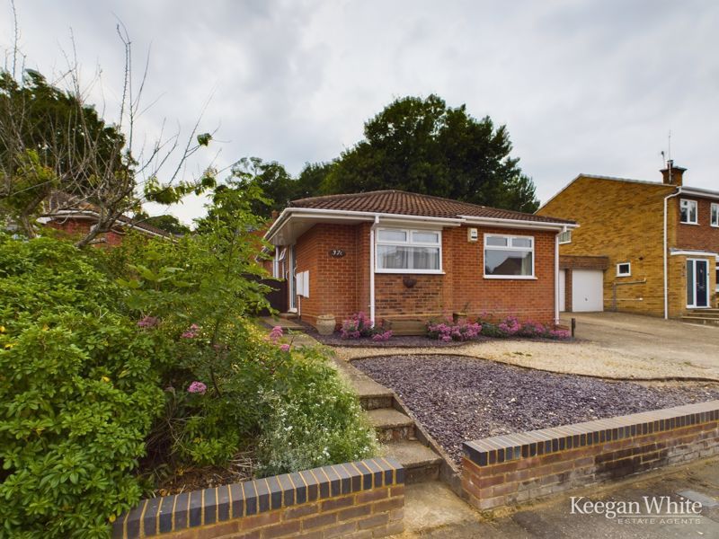 2 bed detached bungalow for sale in Cedar Avenue, Hazlemere, High