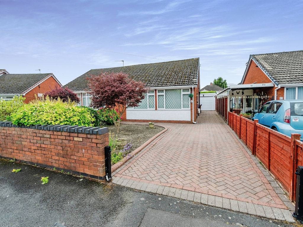 2 bed semidetached bungalow for sale in Viewfield Avenue, Hednesford