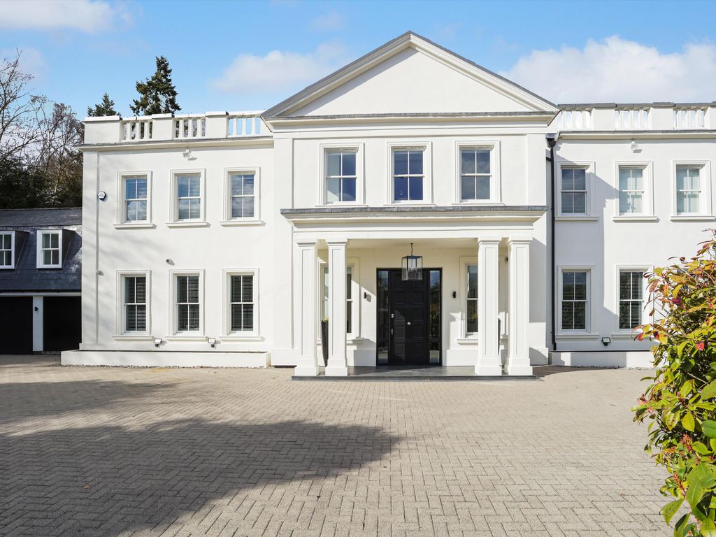 5 bed detached house to rent in Birds Hill Drive, Oxshott, Leatherhead