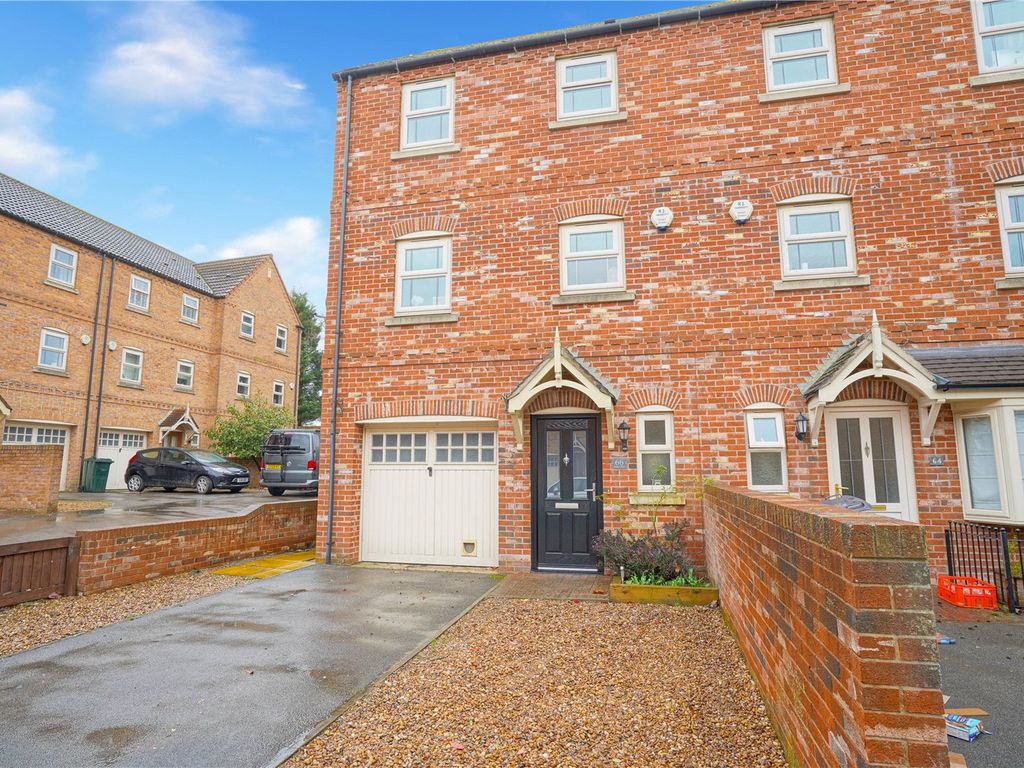 4 bed end terrace house for sale in Progress Drive, Bramley, Rotherham