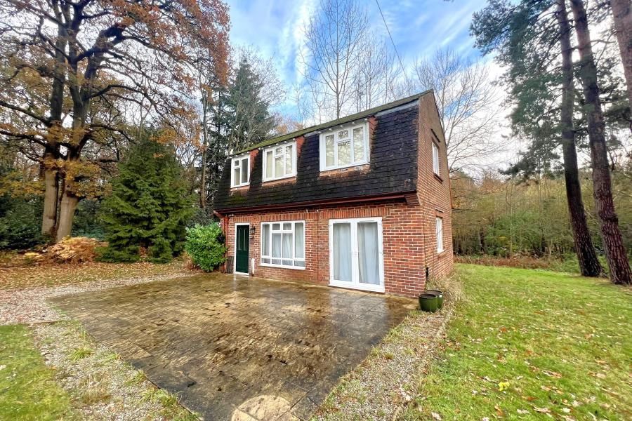 1 bed detached house to rent in Guildford Road, Ottershaw, Chertsey
