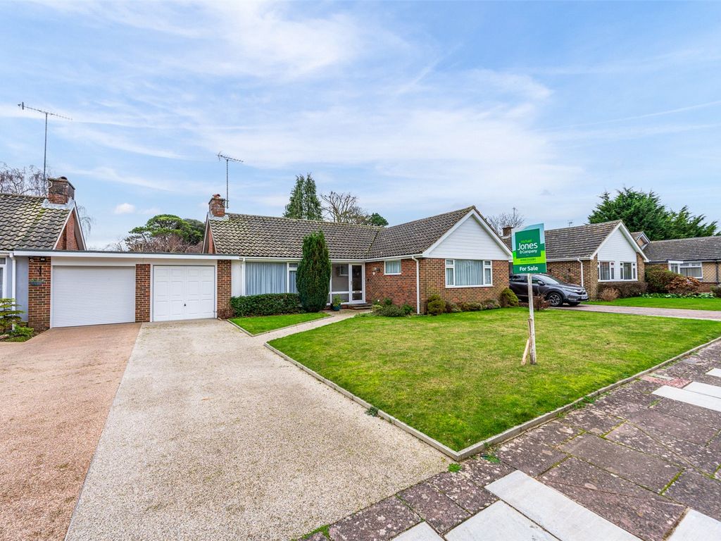 3 bed bungalow for sale in Burford Close, Worthing, West Sussex BN14, £