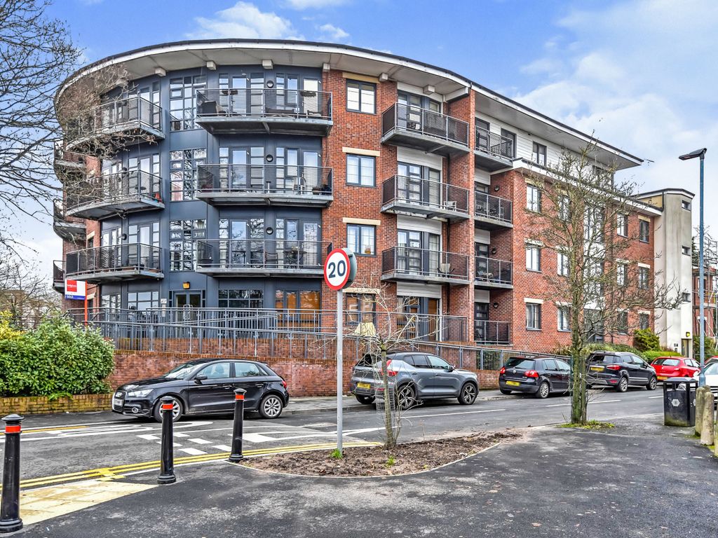 Woodside Road, Manchester M16  