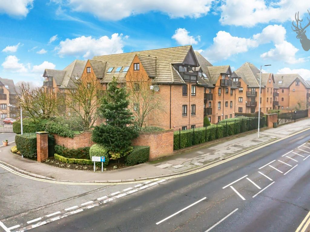 3 bed flat for sale in Boleyn Court, Epping New Road, Buckhurst Hill