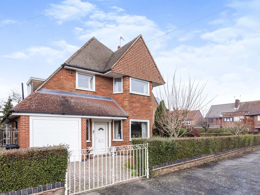 3 bed detached house for sale in Park Crescent, Oadby, Leicester LE2