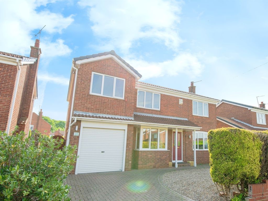 4 bed detached house for sale in Coniston Drive, Castleford WF10, £