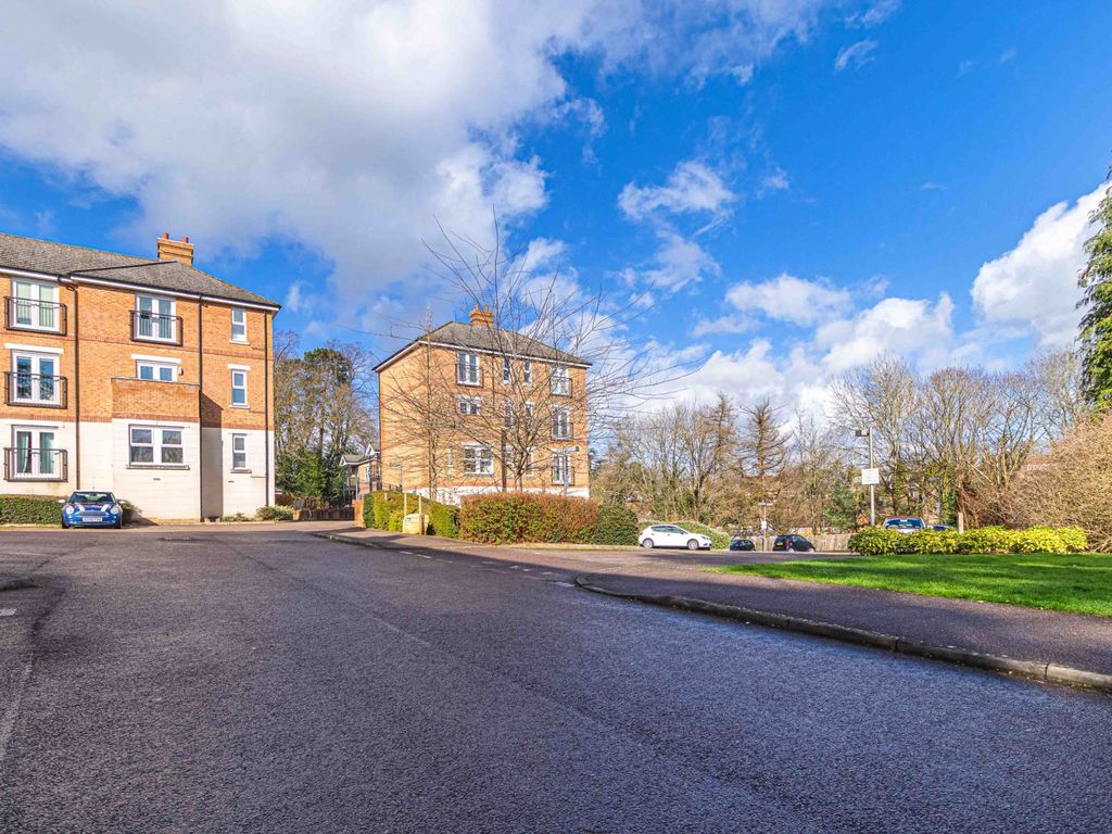 2 bed flat to rent in Adrian Close, Hemel Hempstead HP1, £1,400 pcm