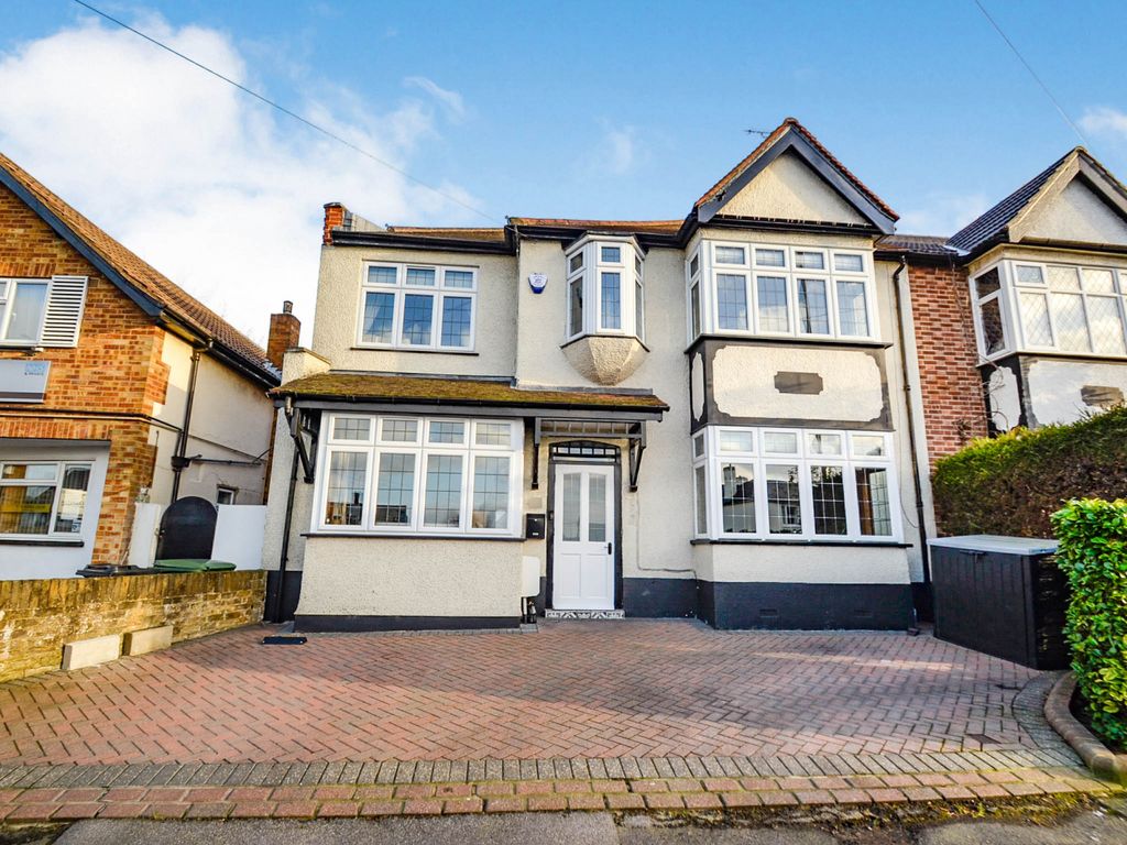 5 bed end terrace house for sale in Chigwell Road, Woodford Green IG8