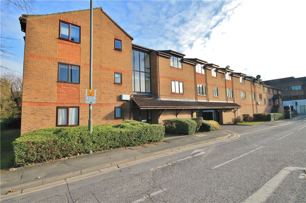 1 bed flat to rent in Fairfield Avenue, StainesUponThames, Surrey