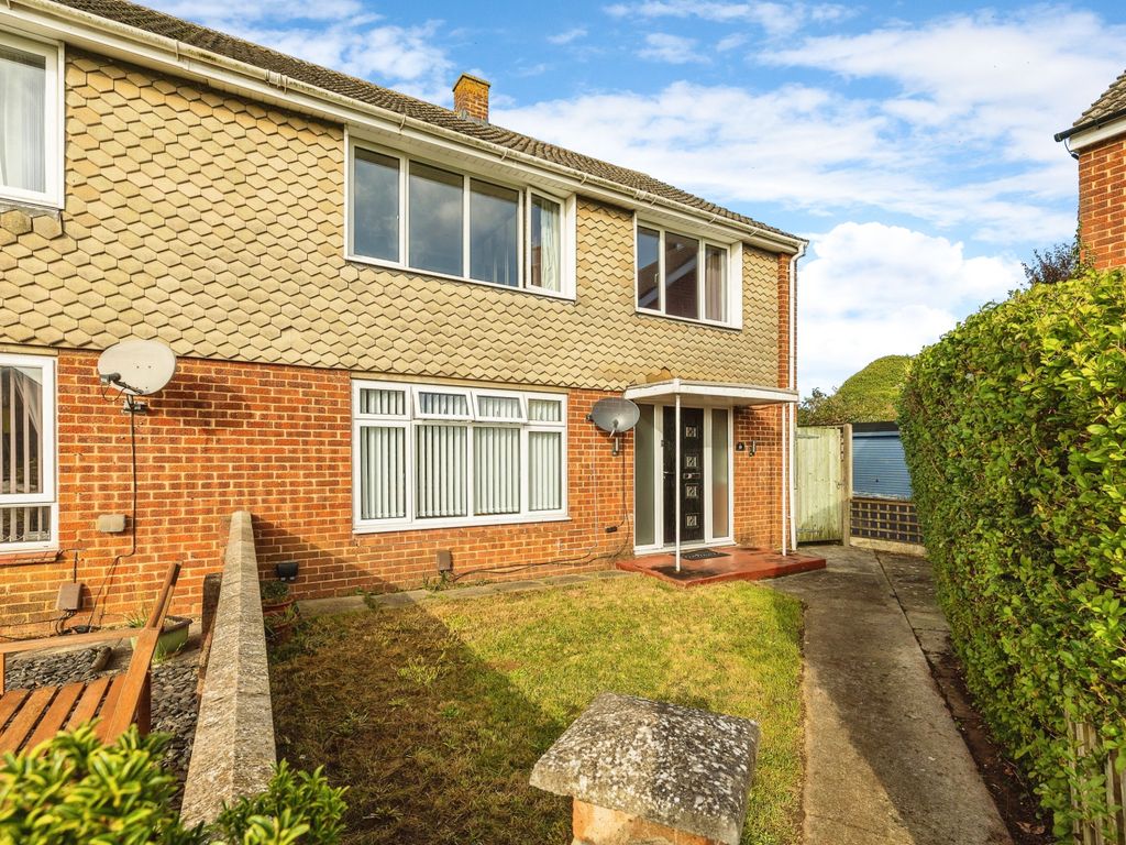 4 bed end terrace house for sale in Ashby Road, Bicester OX26, £375,000