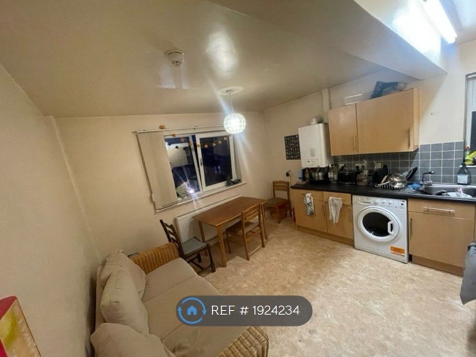 3 bed flat to rent in Ringwood Road, Bath BA2, £2,025 pcm Zoopla