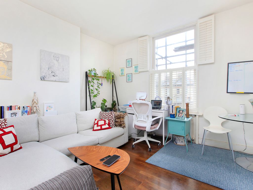 1 bed flat for sale in Rectory Grove, Clapham, London SW4, £375,000