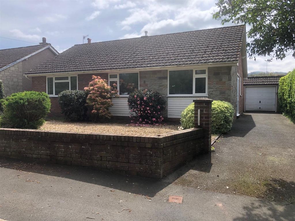 3 bed detached bungalow to rent in Birchdene, Forest Road, HayOnWye