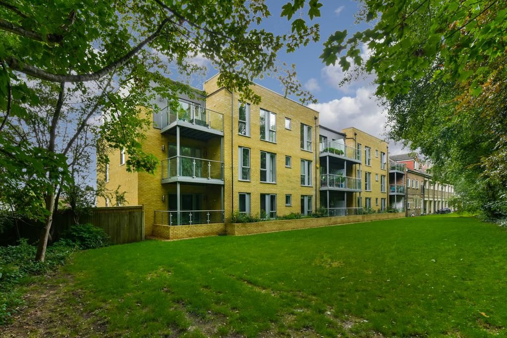 3 bed flat for sale in Lanthornes Court, 4 Woodcote Side, Epsom KT18