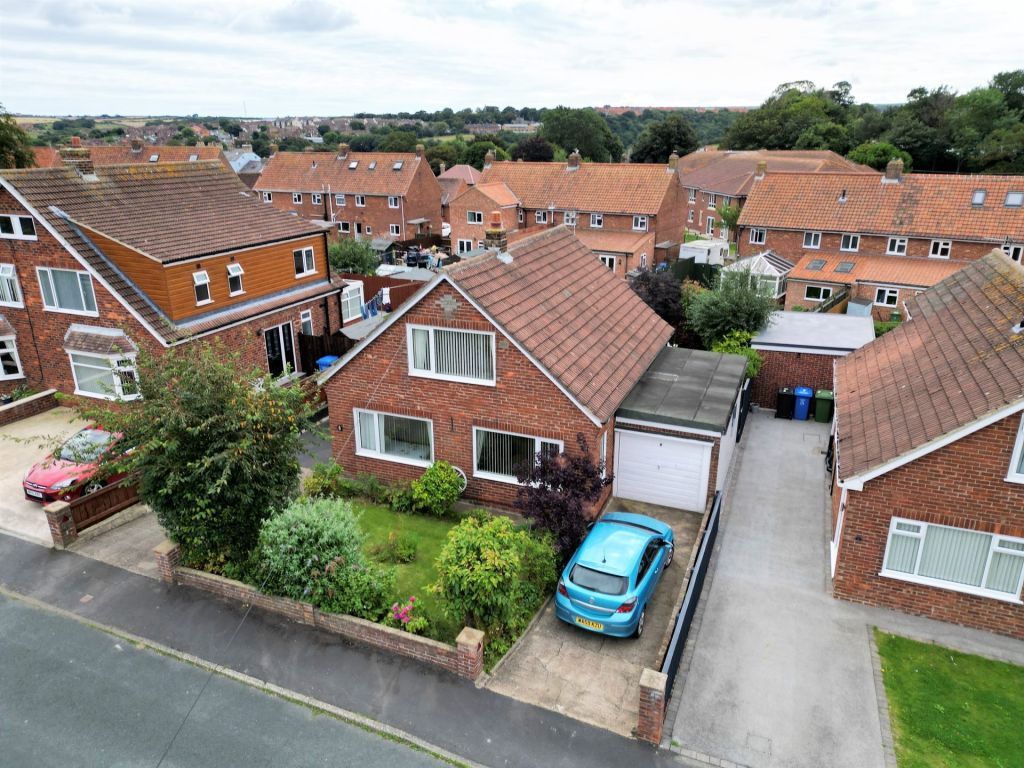 3 bed detached bungalow for sale in Meadowfields, Whitby YO21, £325,000