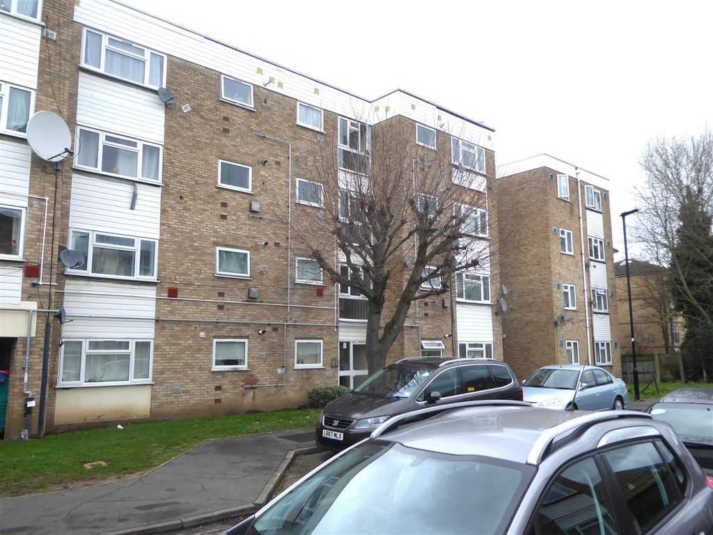 2 bed flat to rent in Staines Road, Hounslow TW3, £1,550 pcm Zoopla