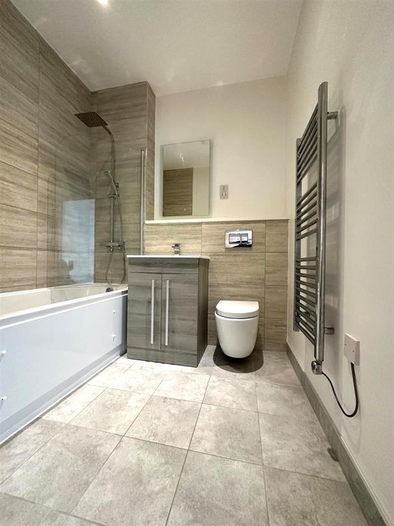 1 bed flat to rent in Chalfont Park, Gerrards Cross SL9, £1,100 pcm