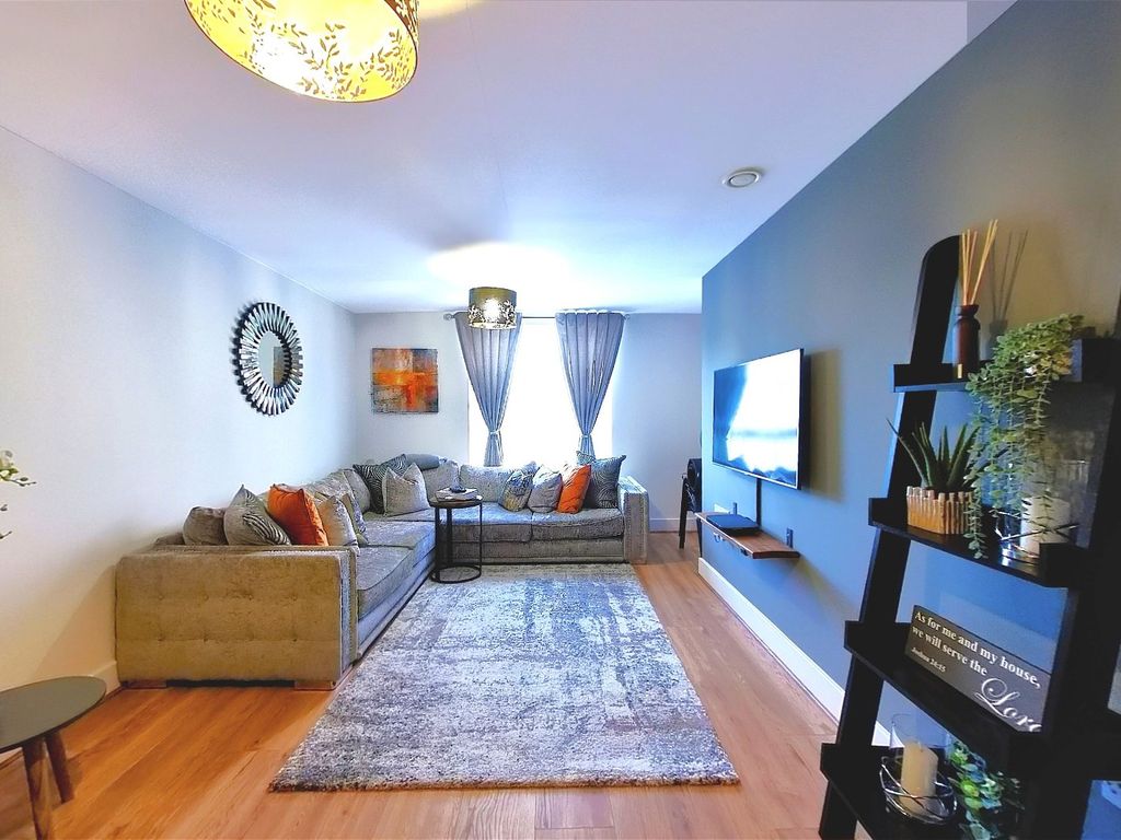 1 bed flat for sale in Pretoria Road, Chertsey KT16, £260,000 Zoopla