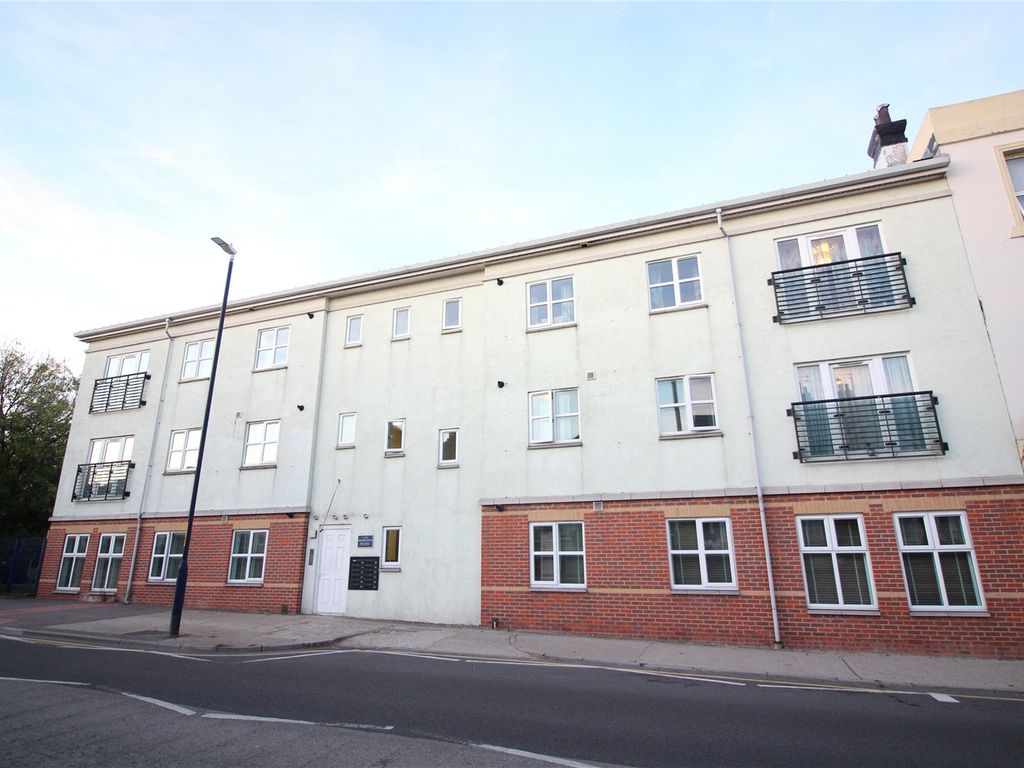 2 bed flat to rent in South Lawns, High Street, Gravesend, Kent DA11
