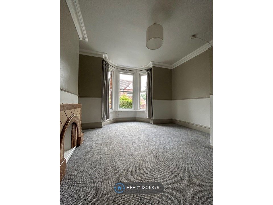 Studio to rent in Wendover Road, Urmston, Manchester M41, £675 pcm Zoopla