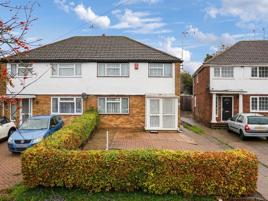 3 bed semidetached house for sale in Walton Drive, High HP13