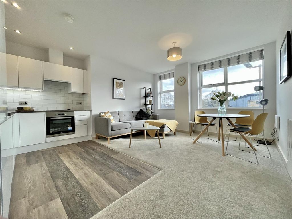 1 bed flat to rent in Woodview, First Avenue, Poynton, Stockport SK12