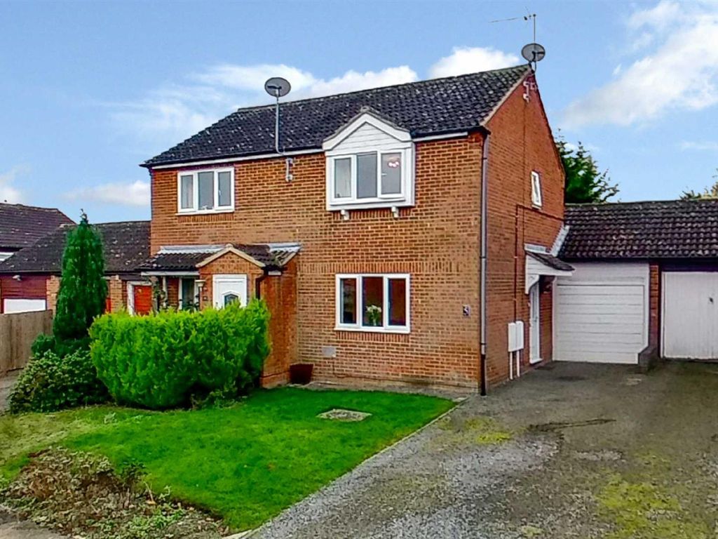 2 bed semidetached house to rent in Vyne Crescent, Great Holm, Milton