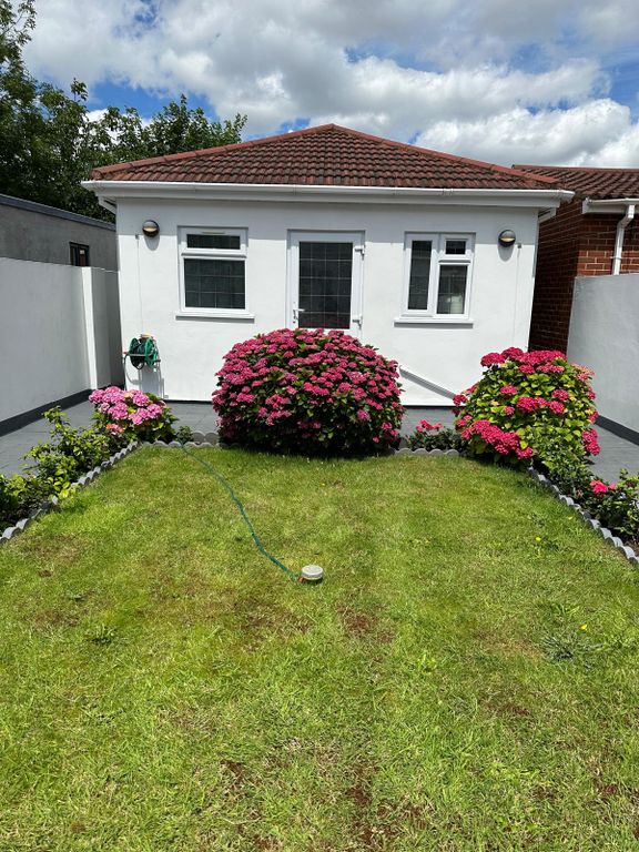 Studio to rent in The Crossways, Heston, Hounslow TW5, £1,400 pcm Zoopla