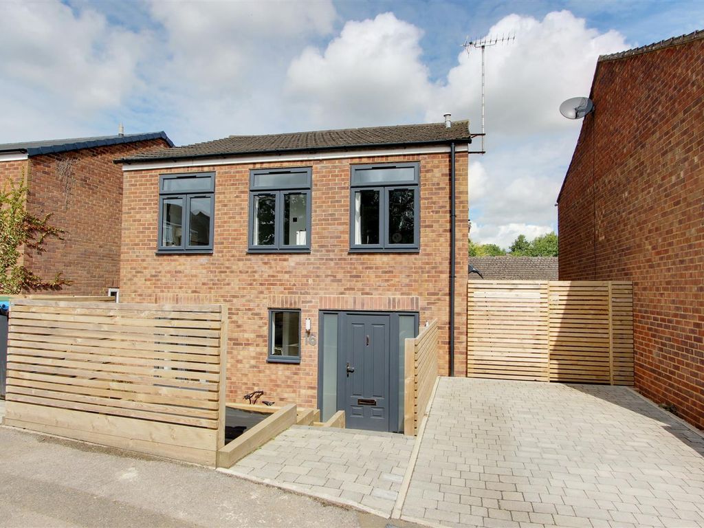 4 bed detached house for sale in Mulberry Close, Tring HP23, £600,000