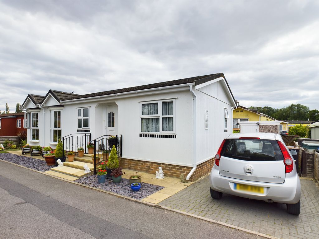 2 bed mobile/park home for sale in Midway Avenue, Penton Park, Chertsey