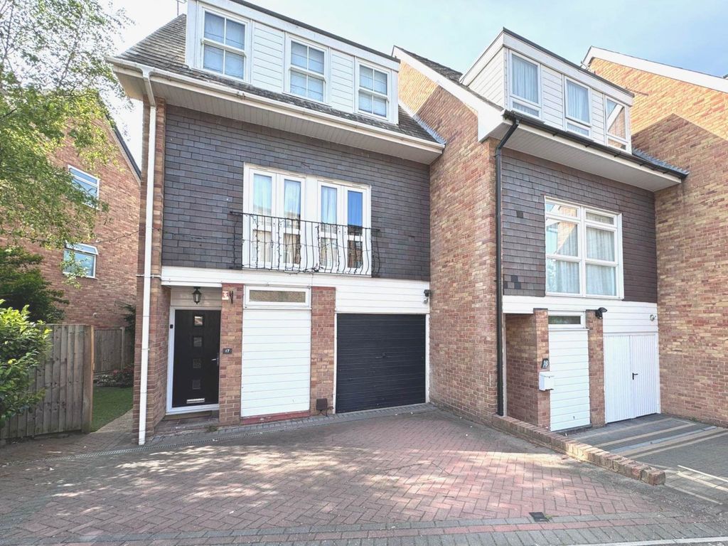 5 bed end terrace house for sale in Jason Close, Brentwood CM14, £