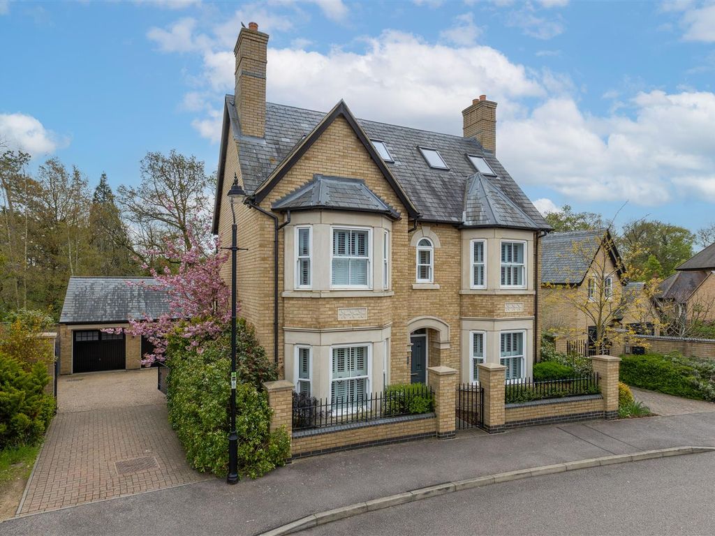 6 bed detached house to rent in Fleming Drive, Fairfield, Hitchin SG5