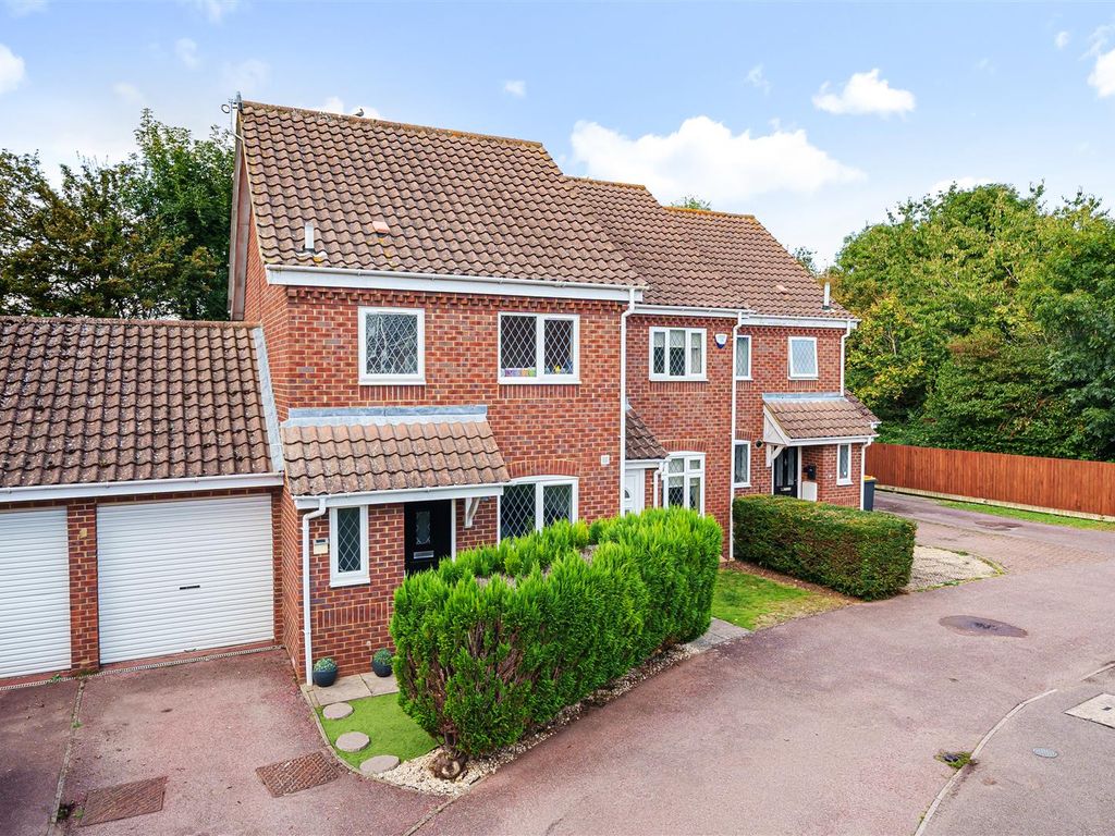 3 bed end terrace house for sale in Pinsent Avenue, Bromham, Bedford