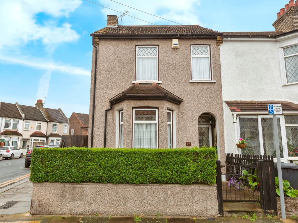 3 bed end terrace house for sale in Harrow Road, Barking IG11, £425,000