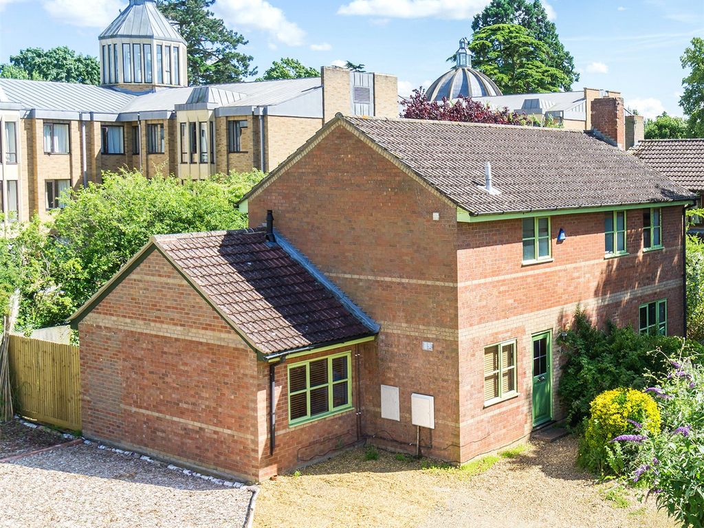 Pearce Close, Cambridge CB3  
