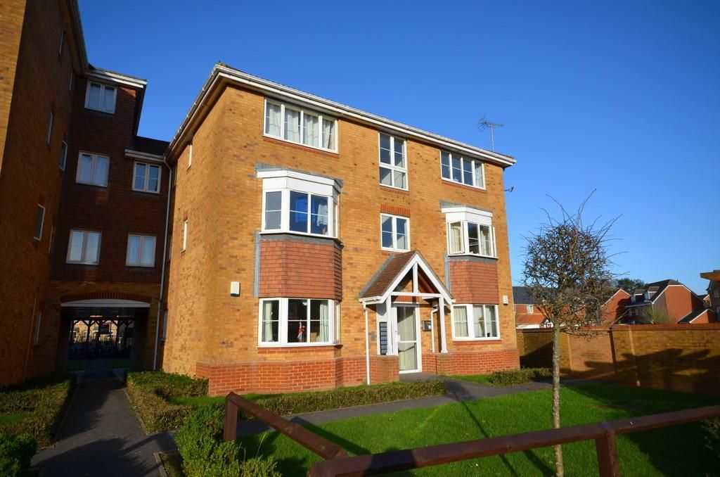 2 bed flat to rent in Peter Candler Way, Kennington, Ashford TN24, £995