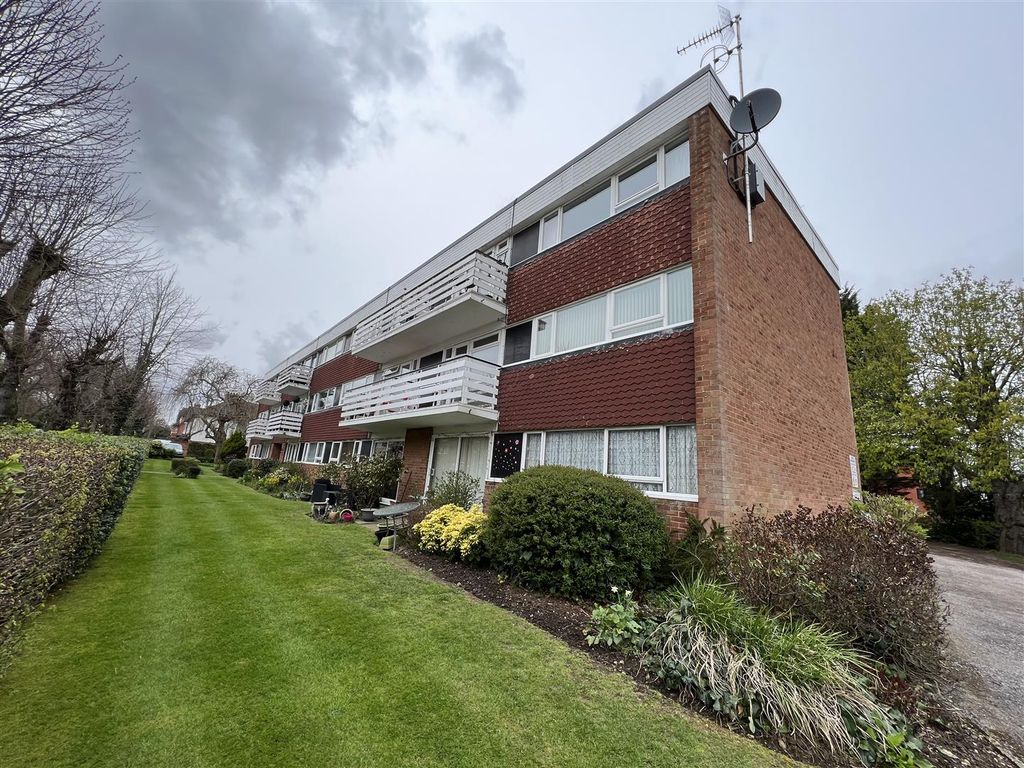 2 bed flat to rent in Highmead Court, Sawyers Hall Lane, Brentwood CM15