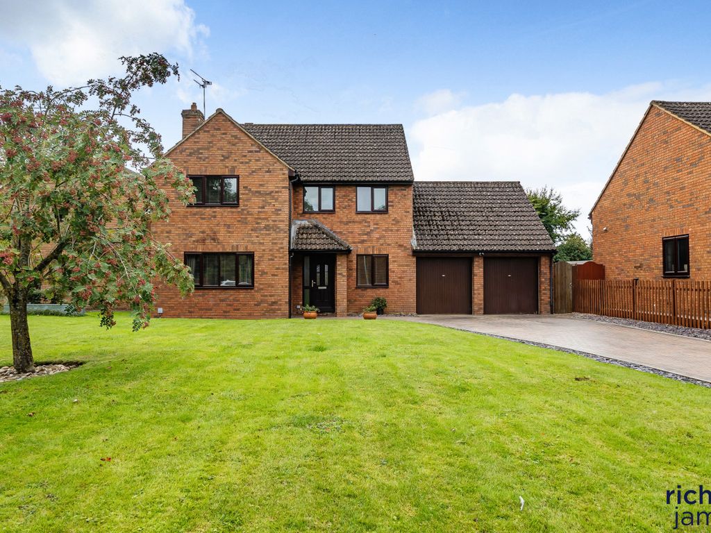 4 bed detached house for sale in Manor Park, South Marston SN3, £