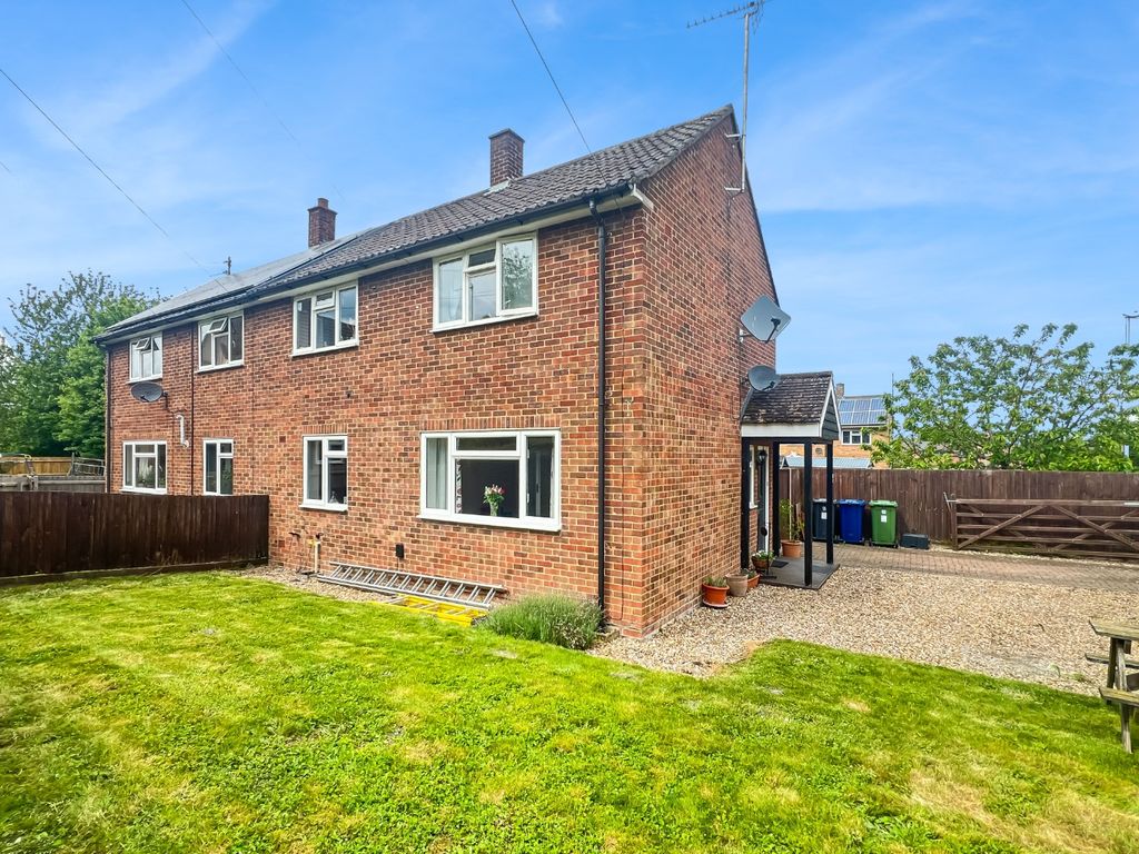 3 bed semidetached house for sale in Chestnut Close, Haslingfield