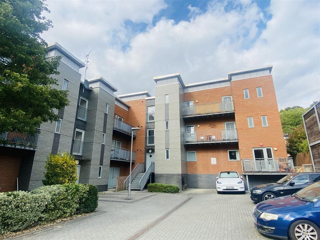2 bed flat for sale in Walderslade Road, Chatham ME5 Zoopla