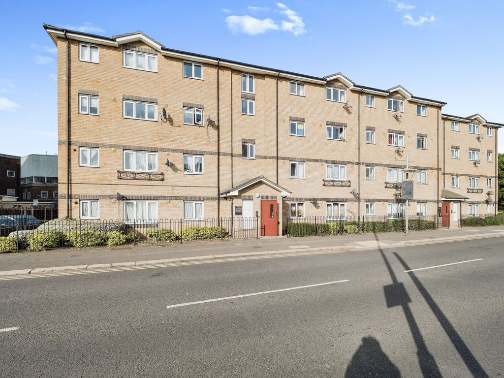 1 bed flat for sale in Connaught Road, London E16, £200,000 Zoopla