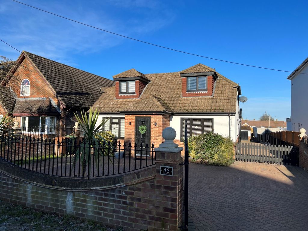 4 bed detached house for sale in Chestnut Avenue, Walderslade, Chatham